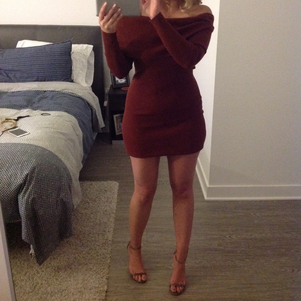 Aritzia Wilfred Knit, Off Shoulder Dress. Burt Orange. Size Small